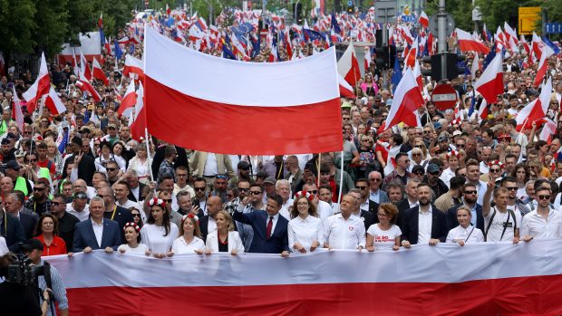 Polský premiér Donald Tusk a primátor Varšavy Rafal Trzaskowski, prezidentský kandidát Občanské koalice, na „Velkém pochodu vlastenců“