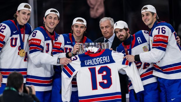 Američané pózovali fotografům i s dresem Johnyho Gaudreaua, který vloni v létě tragicky zahynul