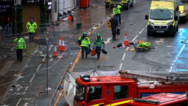 Záchranné složky v Liverpoolu zasahují po tom, co auto najelo do davu lidí