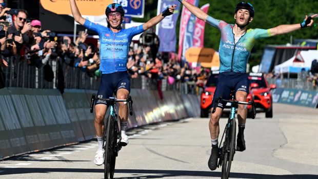 Christian Scaroni (vpravo) a Lorenzo Fortunato spolu byli v úniku. Po závěrečném výjezdu na San Valentino projeli cílem po 203 kilometrech a 4900 nastoupaných metrech ruku v ruce společně