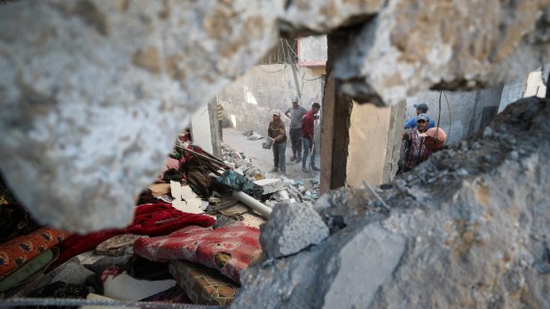 Palestinci si prohlížejí škody na místě izraelského útoku na dům ve městě Džabálija na severu Pásma Gazy (fotografie z 29. května 2025)