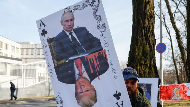 Protestující před americkou ambasádou v Ukrajině