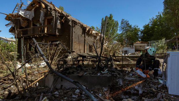 Odklízení následků dronového útoku na Záporoží v neděli 1. června