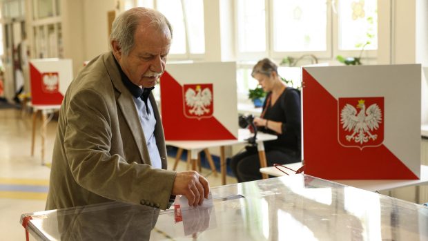 Voliči odevzdávají svůj hlas ve druhém kole polských prezidentských voleb