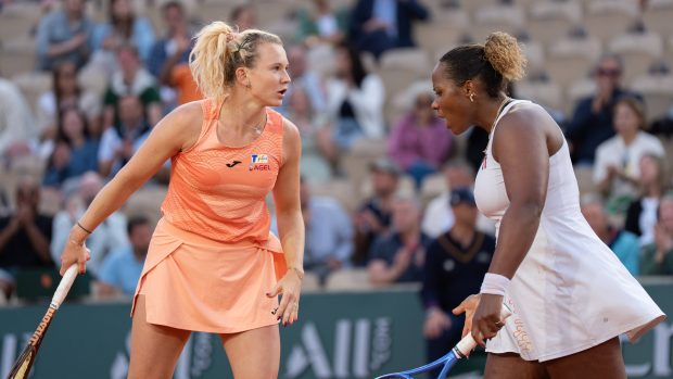Kateřina Siniaková na kurtu po boku Američanky Taylor Townsendové