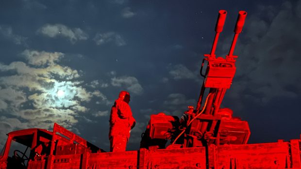 Vojáci z mobilní protivzdušné obrany 115. samostatné mechanizované brigády ukrajinských ozbrojených sil připravují protiletadlové dělo ZU-23-2 v Charkovské oblasti na Ukrajině 1. června 2025