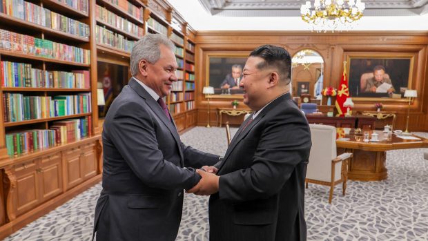 Šojgu a severokorejský diktátor Kim Čong-un v Pchjongjangu (4. června 2025)