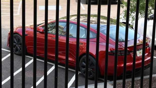 Trumpova Tesla před Bílým domem