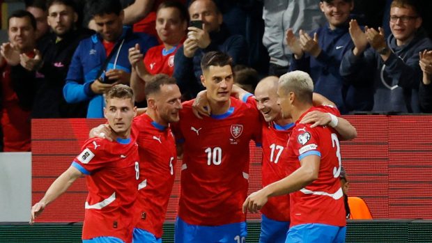 Patrik Schick (10) se raduje z gólu do sítě Černé Hory