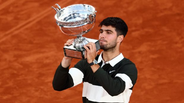 Carlos Alcaraz s trofejí pro vítěze Roland Garros