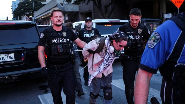 Zatýkání demonstrantů během protestů proti migrační politice administrativy Donalda Trumpa