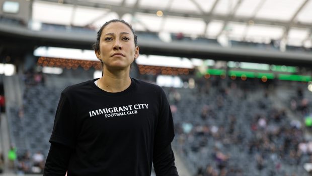 Fotbalistka Christen Press v tričku Immigrant City před utkáním se Severní Karolínou