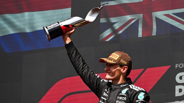 George Russell s trofejí pro vítěze Velké ceny Kanady