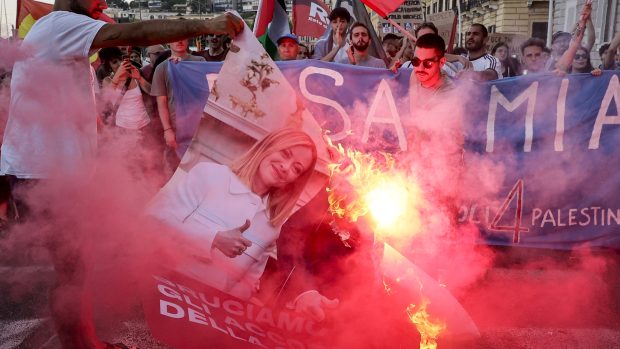 Průvod mířící z náměstí Piazza Sannazaro v italské metropoli Neapol ke generálnímu konzulátu USA