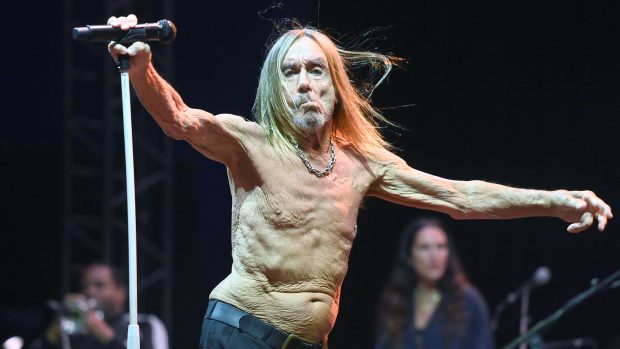 Iggy Pop na živém vystoupení na Tollwood Festivalu dne 24. června 2025