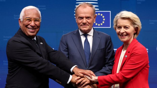 Předseda Evropské rady António Costa, polský premiér Donald Tusk a šéfka Evropské komise Ursula von der Leyenová