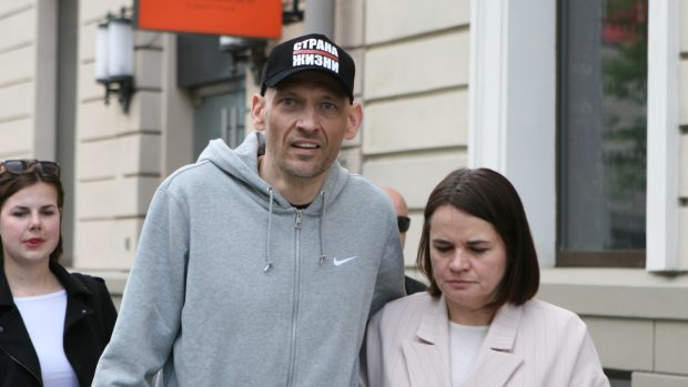 Běloruský opoziční aktivista, bloger a prezidentský kandidát Sjarhej Cichanouski strávil pět let ve vězení