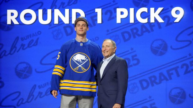Radim Mrtka na podiu po zvolení Buffalem Sabres v prvním kole draftu NHL 2025