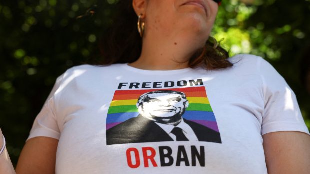 Lidé mávali duhovými vlajkami a transparenty zesměšňujícími Orbána