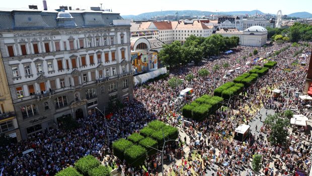 Účast na pochodu hrdosti v Budapešti láme rekordy. 200 tisíc lidí protestuje proti Orbánovi i za svá práva