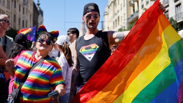 Účast na pochodu hrdosti v Budapešti láme rekordy. 200 tisíc lidí protestuje proti Orbánovi i za svá práva