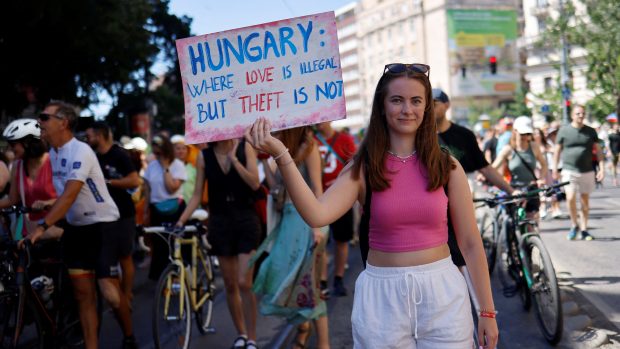 Na ‚dětem škodlivém‘ pochodu hrdosti v Budapešti protestuje 200 tisíc lidí. Hrozí jim pokuty i vězení