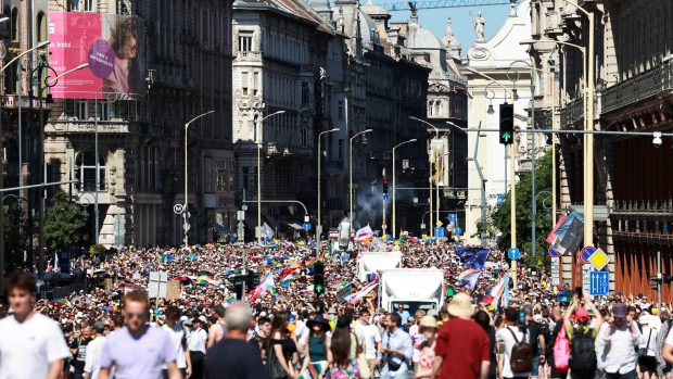 Maďarský parlament, který ovládá konzervativní strana Fidesz, v březnu schválil zákon prakticky zakazující pořádat pochody hrdosti a podobné akce
