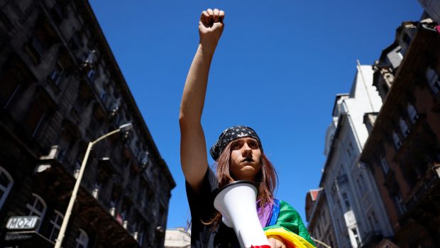 Úřady mají možnost pokutovat organizátory a účastníky zakázaných akcí, pořadatelům hrozí roční vězení