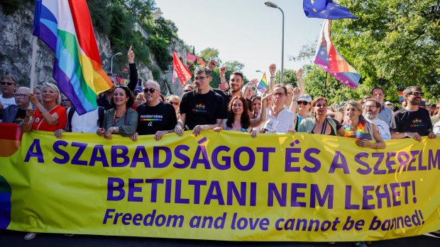 Maďarský parlament, který ovládá konzervativní strana Fidesz, v březnu schválil zákon prakticky zakazující pořádat pochody hrdosti a podobné akce
