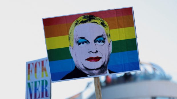 V Budapešti navzdory zákazu začal pochod hrdosti, dorazily desítky tisíc lidí