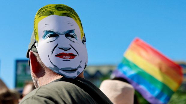 Lidé mávali duhovými vlajkami a transparenty zesměšňujícími Orbána