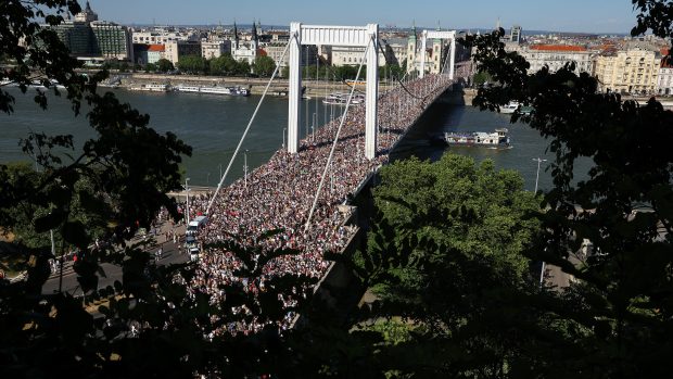 Účast na pochodu hrdosti v Budapešti láme rekordy. 200 tisíc lidí protestuje proti Orbánovi i za svá práva