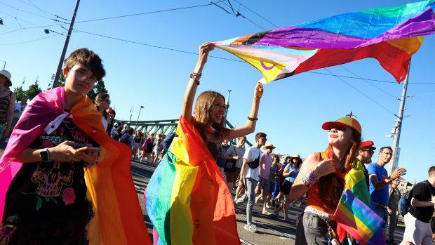 Nejen orientace, i protivládní postoj spojuje. A to 200 tisíc lidí na zakázaném pochodu hrdosti v Budapešti