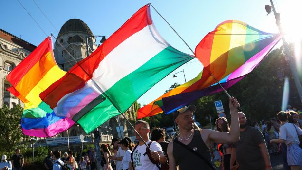 Účast na pochodu hrdosti v Budapešti láme rekordy. 200 tisíc lidí protestuje proti Orbánovi i za svá práva