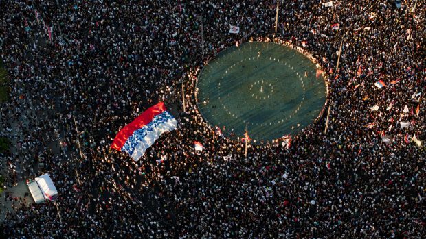 Desetitisíce studentů a příznivců opozice vyrazily do bělehradských ulic protestovat proti vládě. Srbové požadují vyhlášení předčasných voleb
