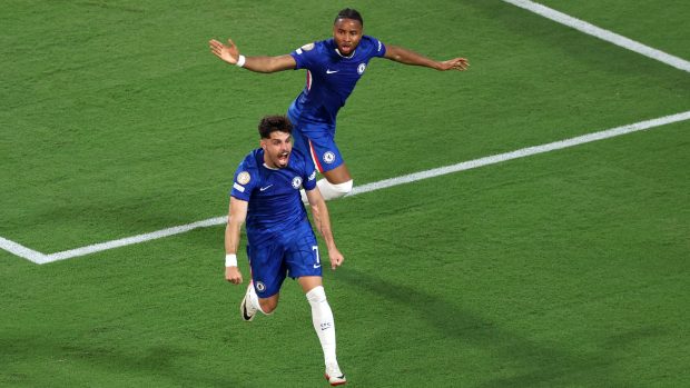 Pedro Neto (dole) a Christopher Nkunku z Chelsea slaví vítězný gól v osmifinále mistrovství světa klubů proti Benfice