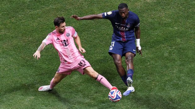 Lionel Messi se snaží zblokovat odkop Williana Pacha z PSG