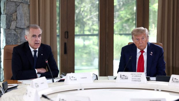 Americký prezident Donald Trump a kanadský premiér Mark Carney na summitu zemí G7, který se konal v červnu 2025 v Kananaskisu v Kanadě