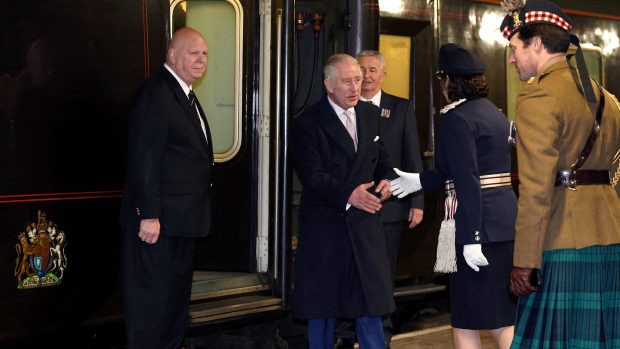 Britský král Karel III. přijíždí královským vlakem na nádraží Manchester Victoria 20. ledna 2023