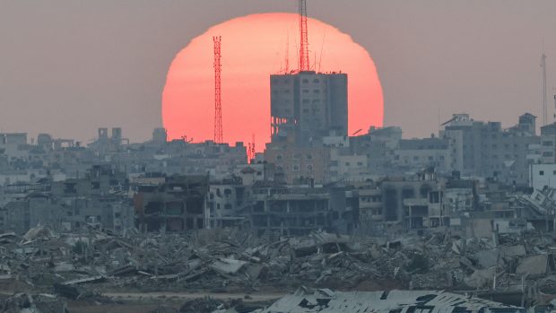 Západ slunce nad Pásmem Gazy, pohled z izraelské strany (fotografie z 1. července 2025)