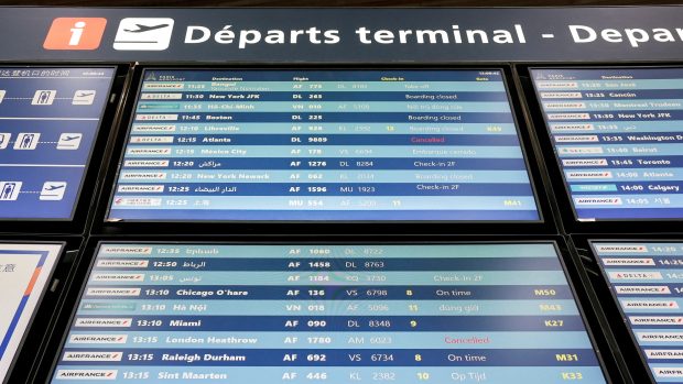 Výpis čtvrtečních spojů Air France na pařížském letišti Charlese de Gaulla