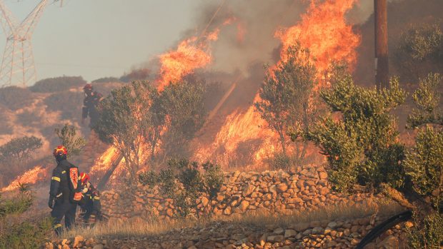 Hasiči bojují s požárem v oblasti Ierapetra na řeckém ostrově Kréta
