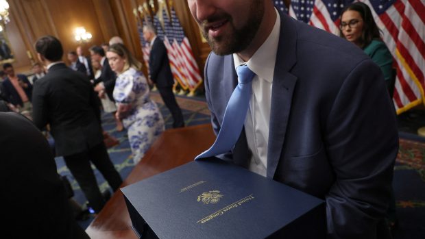 Trumpova Big beautiful bill na cestě k podpisu od Mikea Johnsona