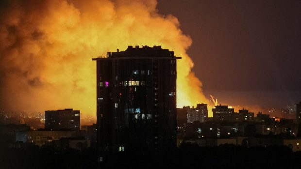 Výbuch dronu rozzářil oblohu nad městem během ruského útoku dronů a raket v Kyjevě, Ukrajina 4. července 2025