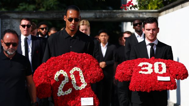 Kapitán Liverpoolu Virgil van Dijk a obránce Andrew Robertson na pohřbu jejich spoluhráče Diega Joty