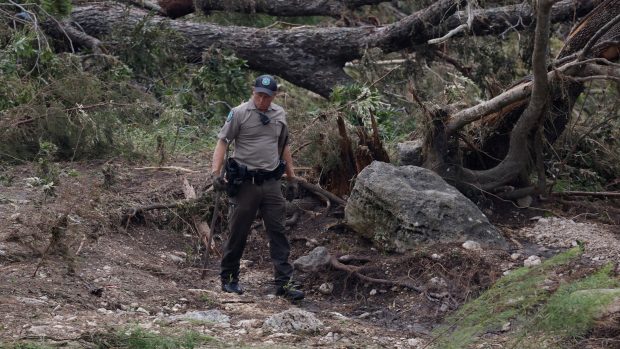 Člen texaské organizace Texas Game Wardens z oddělení pro vymáhání práva pracuje po bleskové povodni v Kerrville v Texasu, USA, 6. července 2025