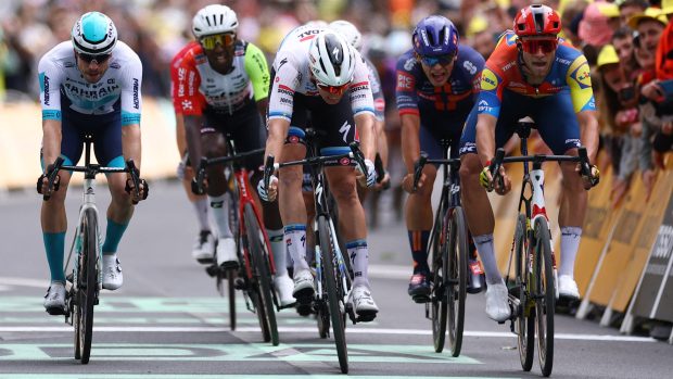 Závěr třetí etapy Tour de France 2025, Pavel Bittner v modrém druhý zprava