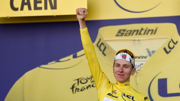 Slovinec Tadej Pogačar obleče po páté etapě Tour de France žlutý dres