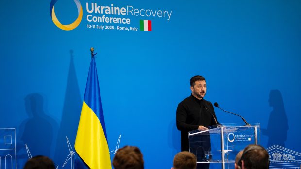 Ukrajinský prezident Volodymyr Zelenskyj na konferenci o obnově Ukrajiny v Římě