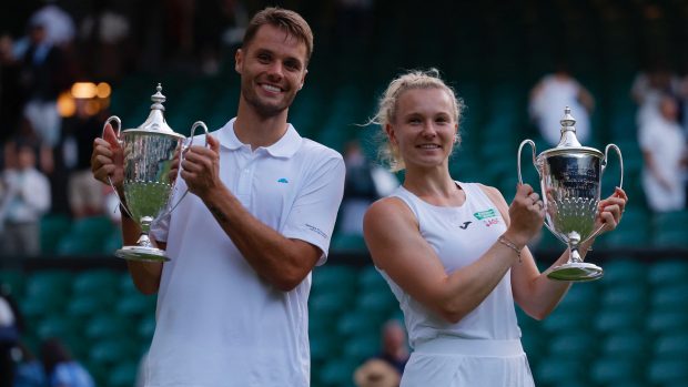 Kateřina Siniaková a Sem Verbeek s trofejemi pro šampiony Wimbledonu ve smíšené čtyřhře